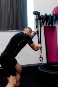 udaranje čekićem po gumi trening